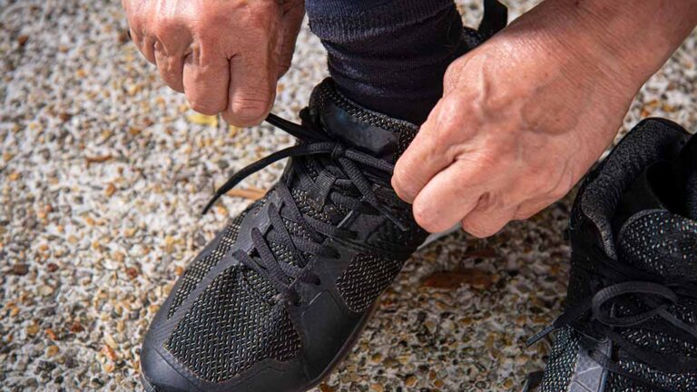 Best walking shoes seniors beginners